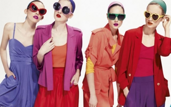 چەند ڕەنگێکی جلوبەرگ ئافرەتان جوانتر دەردەخەن