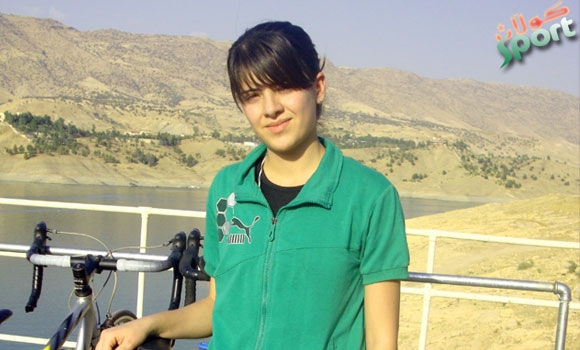 رێناس محەمەد یاریزانی یانەی پێشمەرگەی سلێمانی: ئاستی كچان لەیارییە سیانیەكان لەكوردستان نزمە