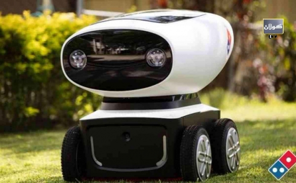 رۆبۆتێك پیتزا دەگوازێتەوە