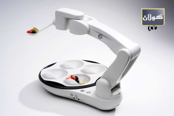 رۆبۆتێك خۆراك دەداتە پەككەوتەو كەمئەندامان