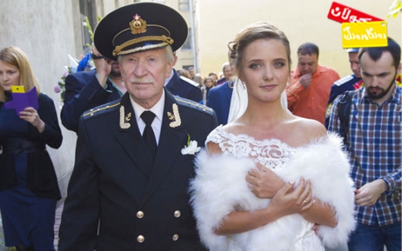 مامۆستایەكی به تەمەن  قوتابییەكەی دەخوازێت!