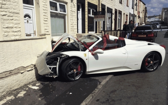 بووكەخان ئۆتۆمبێلێكی گرانبەهای تێكشكاند