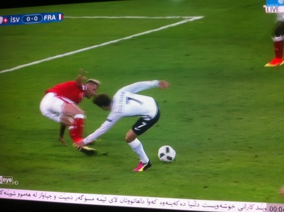 بە وێنە ببینە ... كە چۆن تۆپی یاریەكە لە گۆرەپان لە ژێر پیێ یاریزانەكە تەقی