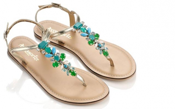 سەندڵ بۆ جوانی و پاراستنی پێیەكانت