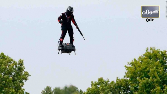 سەربازێكی فەرانسە بە ئاسماندا دەفڕێ