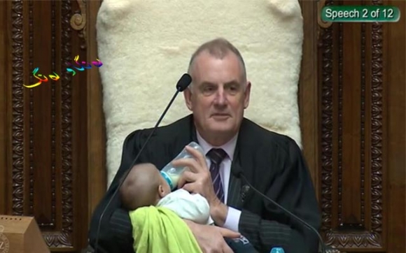 سەرۆكی پەرلەمان  شیر بە منداڵەكەی دەدات