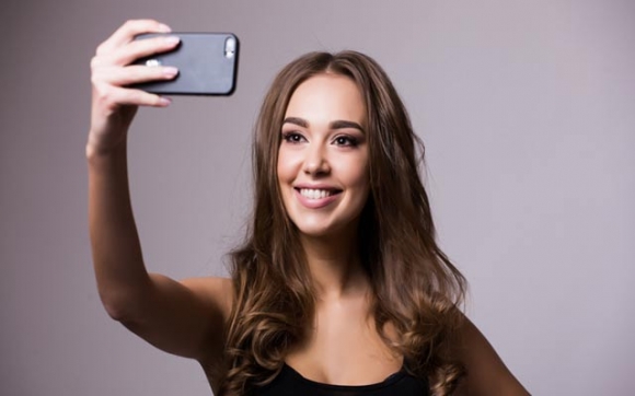 چۆن جوانترین وێنەی سێڵفی دەگریت