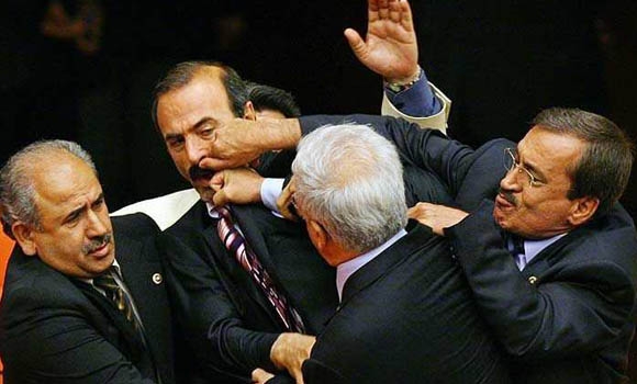 شەڕە ئەنتیكەكانی نـاو پەرلەمان!