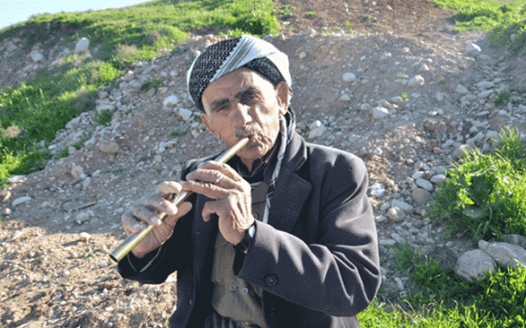 شمشاڵ ژەنێك و شمشماڵەكەی هاوتەمەنن