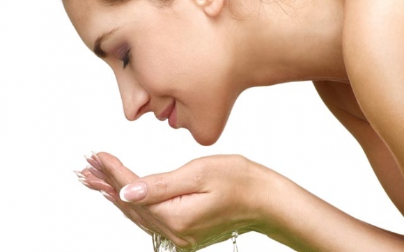 دەم و چاو شووشتن