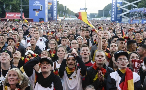 لە ترسی کردەی تیرۆریستی 30% ئەڵمانەکان لە شوێنە گشتیەکان سەیری یۆرۆ ناکەن