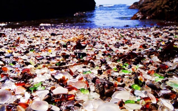 كەنارێكی دەریا لە وردە شووشە