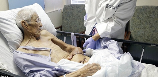 بە نەشتەرگەری دەستی دەخەنە ژێر پێستییەوە