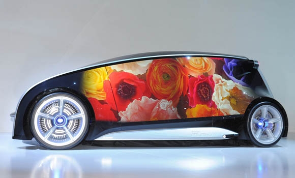 ئۆتۆمبێلێك بەمۆبایل ڕەنگەكەی دەگۆڕدرێت