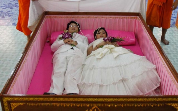 بووك و زاوا لەنێو تابووت