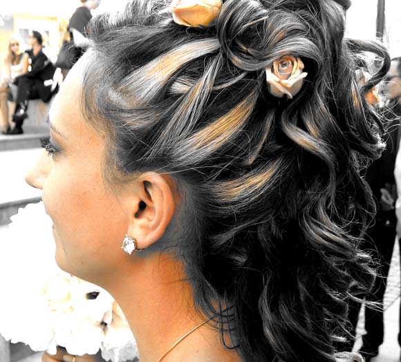 چۆنیەتی چارەسەر كردنی تەڵە مووی سپی لە قژی ئافرەتان