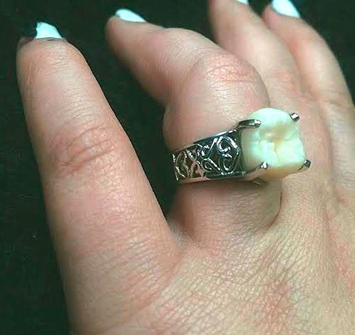 گه‌نجێك ددانی ده‌كاته‌ ئه‌ڵقه‌ و پێشكه‌شی ده‌زگیرانه‌كه‌ی ده‌كات!