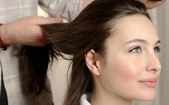 به‌بێ به‌كارهێنانی هه‌وای گه‌رم قژت وشک بکەرەوە