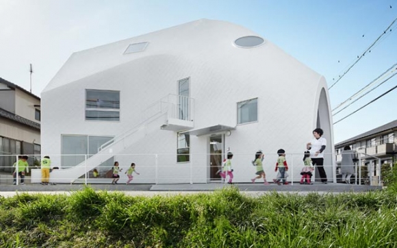 بە رۆژ داینگە و  باخچەی منداڵان  و بە شەویش خانوو