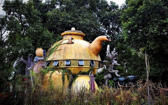 خانووێك لە شێوەی كتری چا