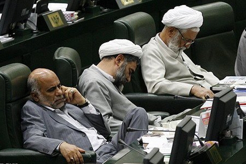 خەو زاڵمە، گەر لەناو هۆڵی پەرلەمانیش بێت