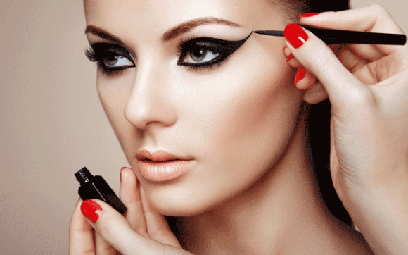 ماكیاژێك بۆ گەشانەوەی چاوەكانت