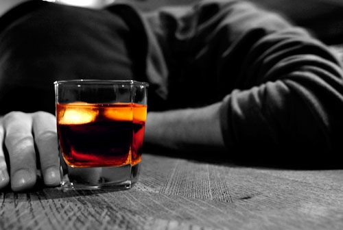 زیاد خواردنەوە و دەست لەرزین